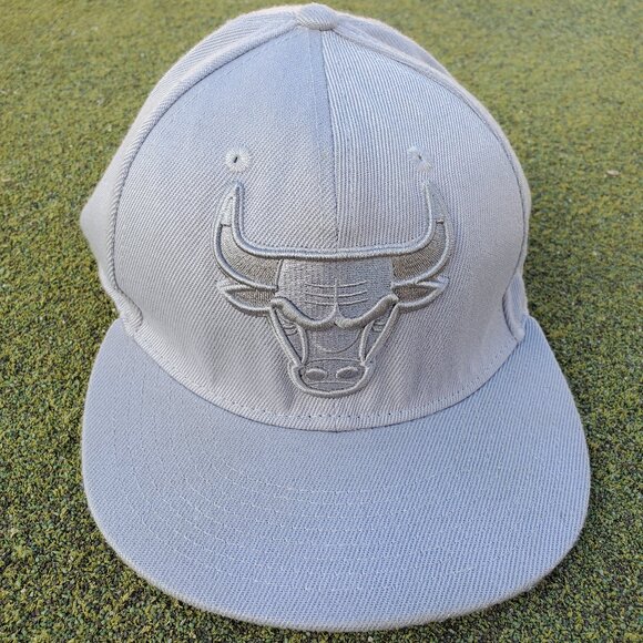 Chicago Bulls Baseball cap snap back embroidered solid gray - Picture 1 of 5